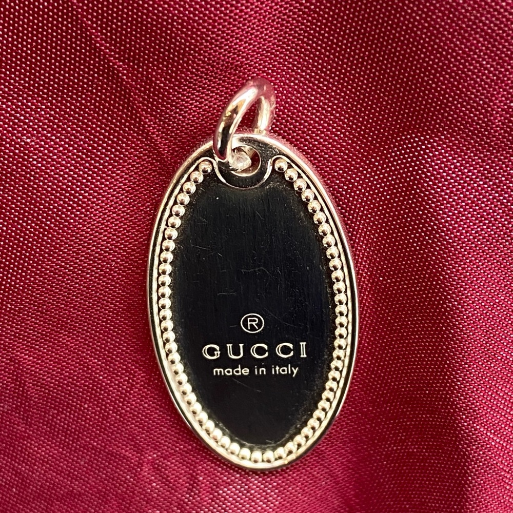 GUCCI STERLING SILVER OVAL PENDANT - no chain